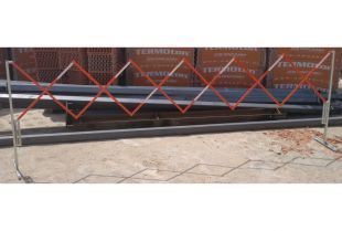 Bariera harmonijkowa nożycowa | zapora drogowa rozsuwana, żółto-czarna